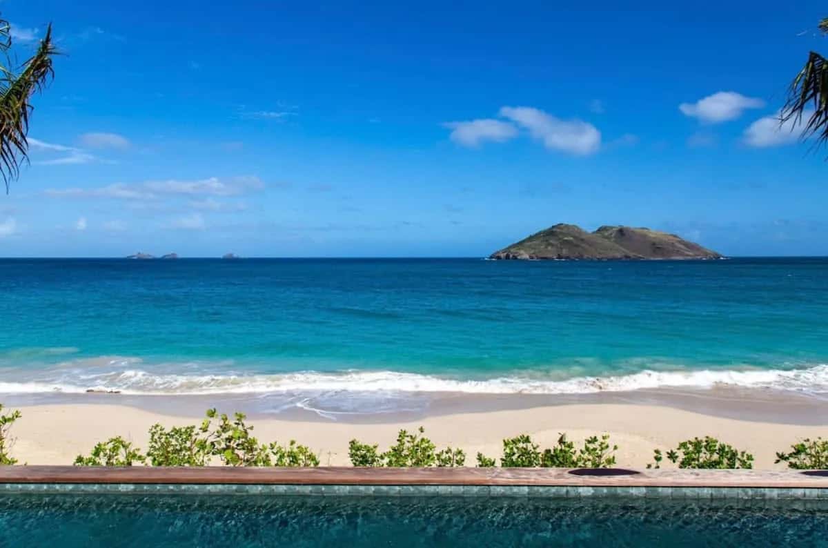 Well-appointed villa right on Flamands beach