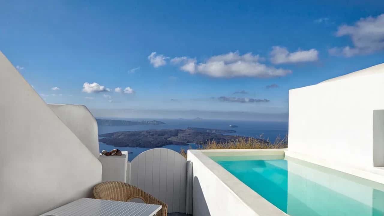 Luxurious Villa In Santorini With Soul Stirring Views