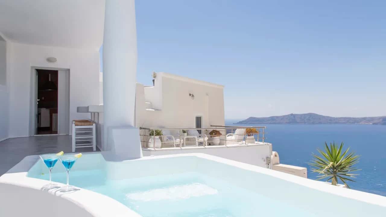 Vacation Paradise In Santorini With Amazing Views
