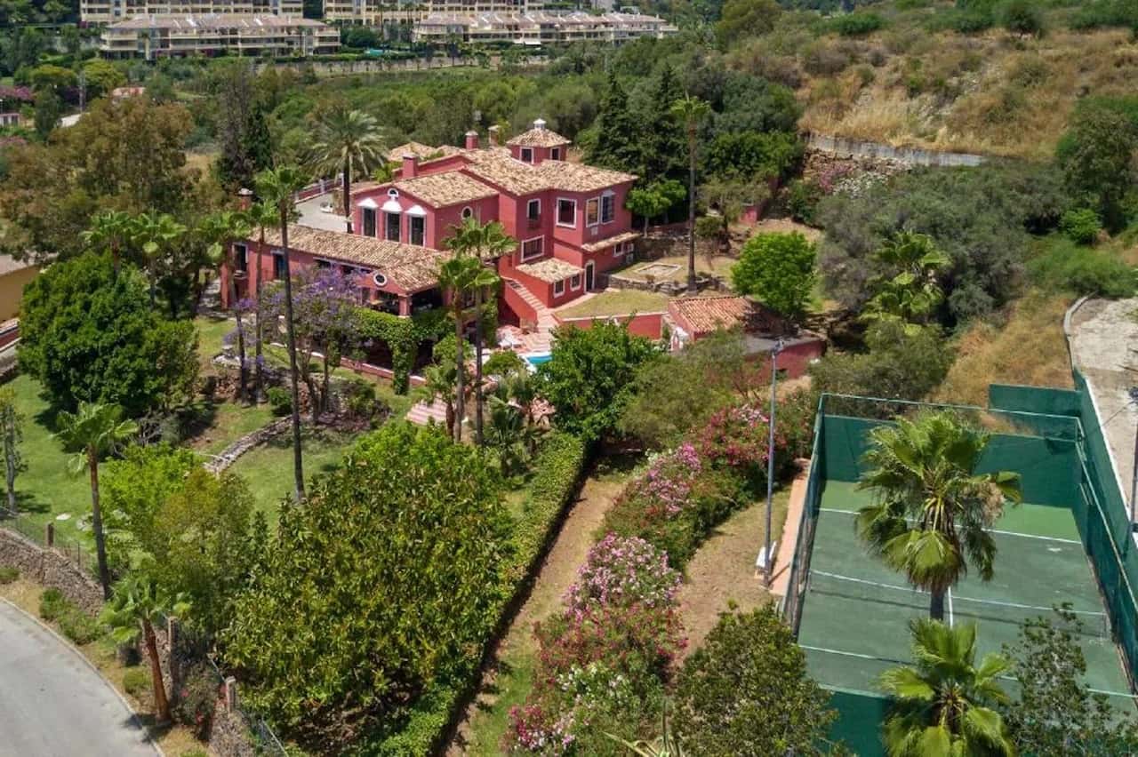 Exclusive Villa With With High Quality Features and Beautifully Landscaped Grounds