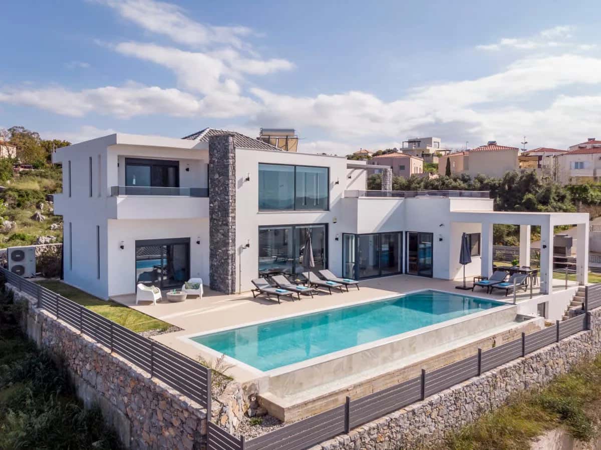 IDYLLIC VACATION VILLA WITH MODERN DESIGN