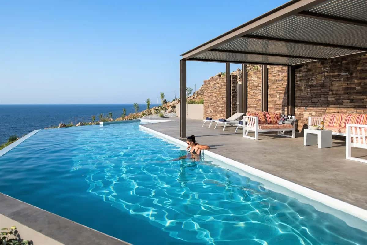 EINZIGARTIGE ELEGANTE VILLA MIT INFINITY-POOL