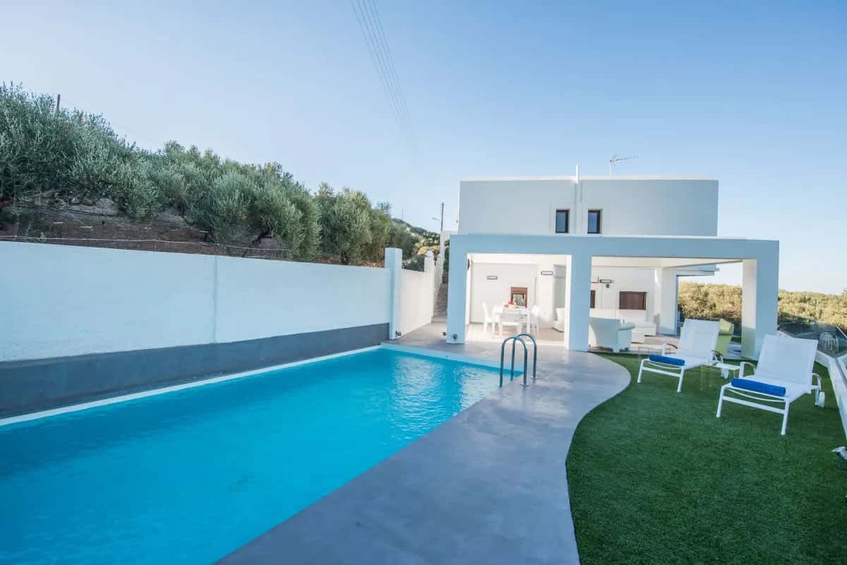 TRADITIONELLE LUXUSVILLA MIT ATEMBERAUBENDEM POOL UND MEERBLICK