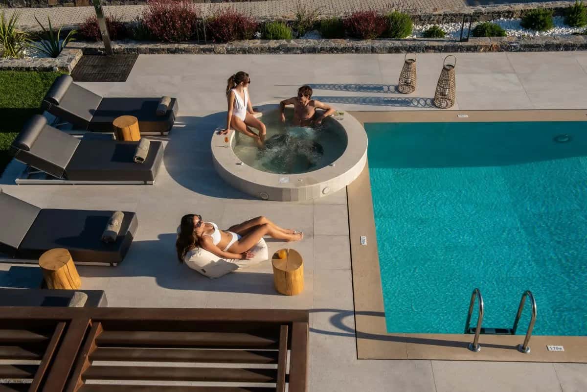 SOPHISTICATED VILLA WITH JACUZZI AND POOL