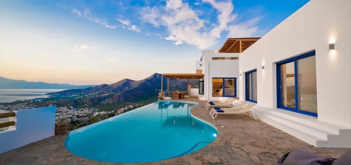 MODERNE FERIENVILLA MIT INFINITY-POOL
