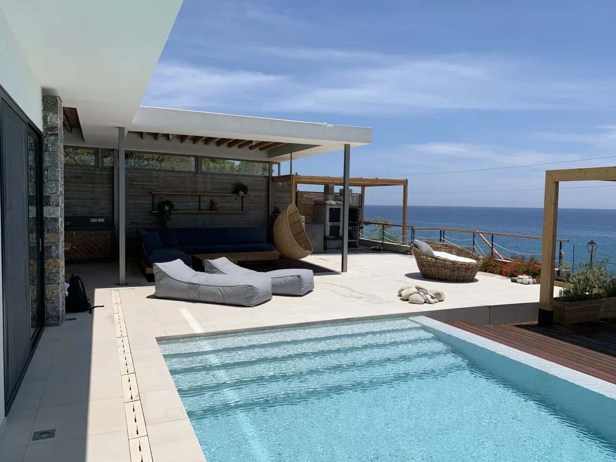 VILLA LUXUEUSE EN BORD DE MER SUR LA CÔTE DE CRÈTE