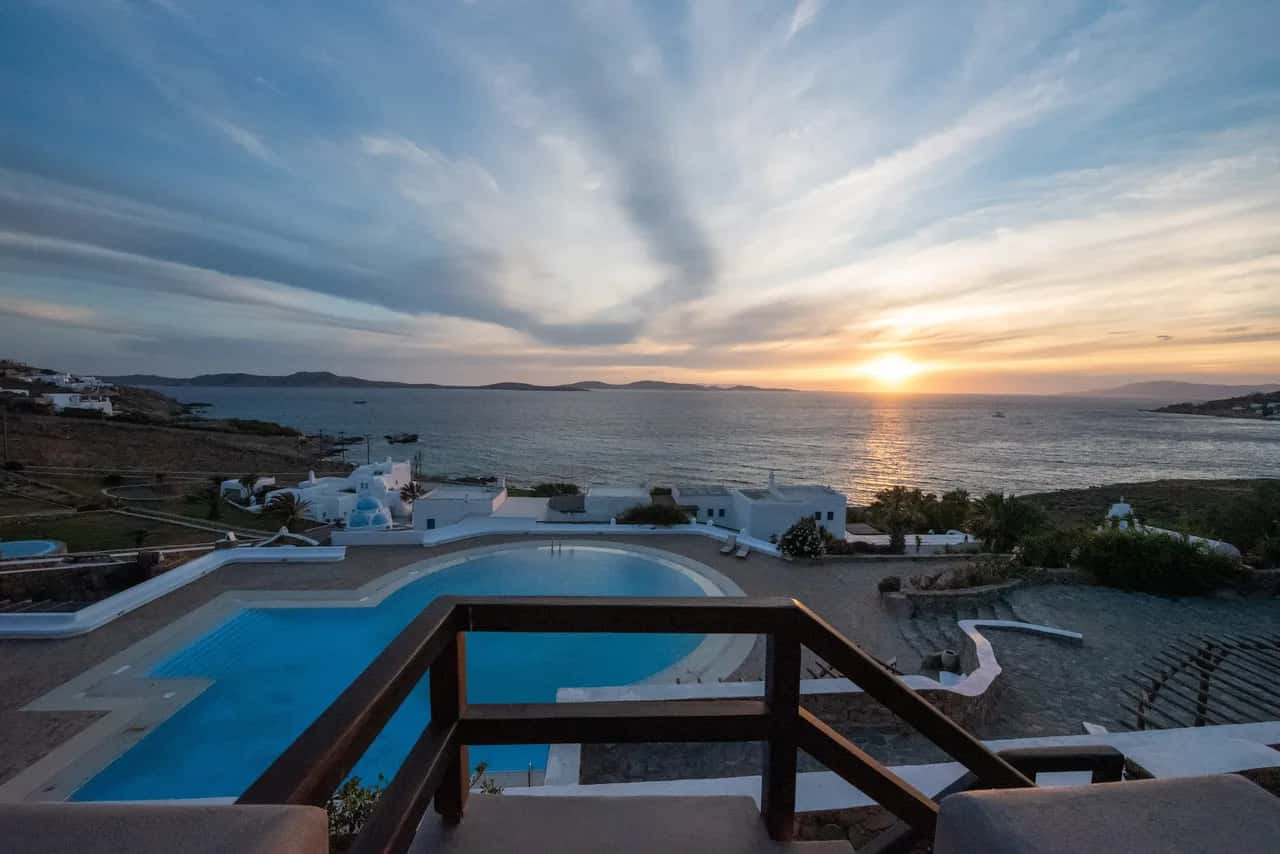 Cozy villa facing directly to the sunset
