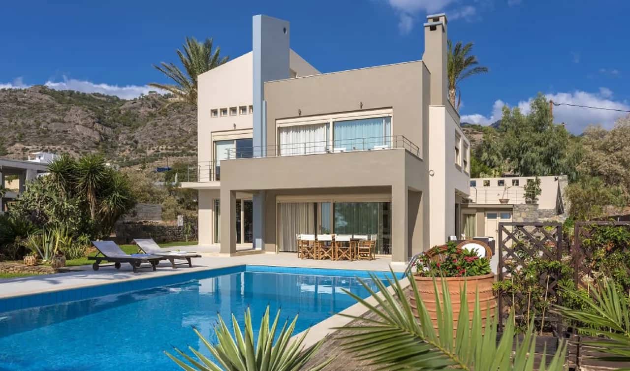 VILLA CONTEMPORÁNEA FRENTE AL MAR CON PISCINA PRIVADA