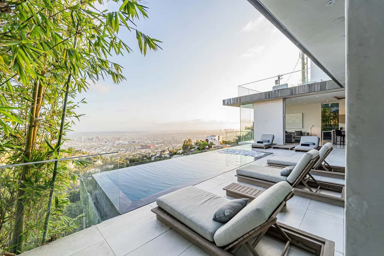 Hollywood Hills Modern Villa With Explosive Views