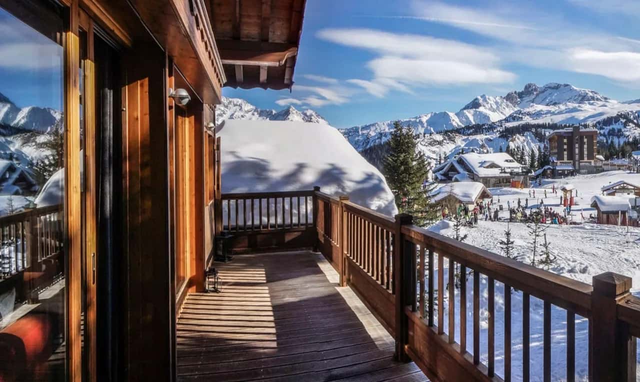 Modernes Chalet mit Blick auf die schneebedeckten Gipfel