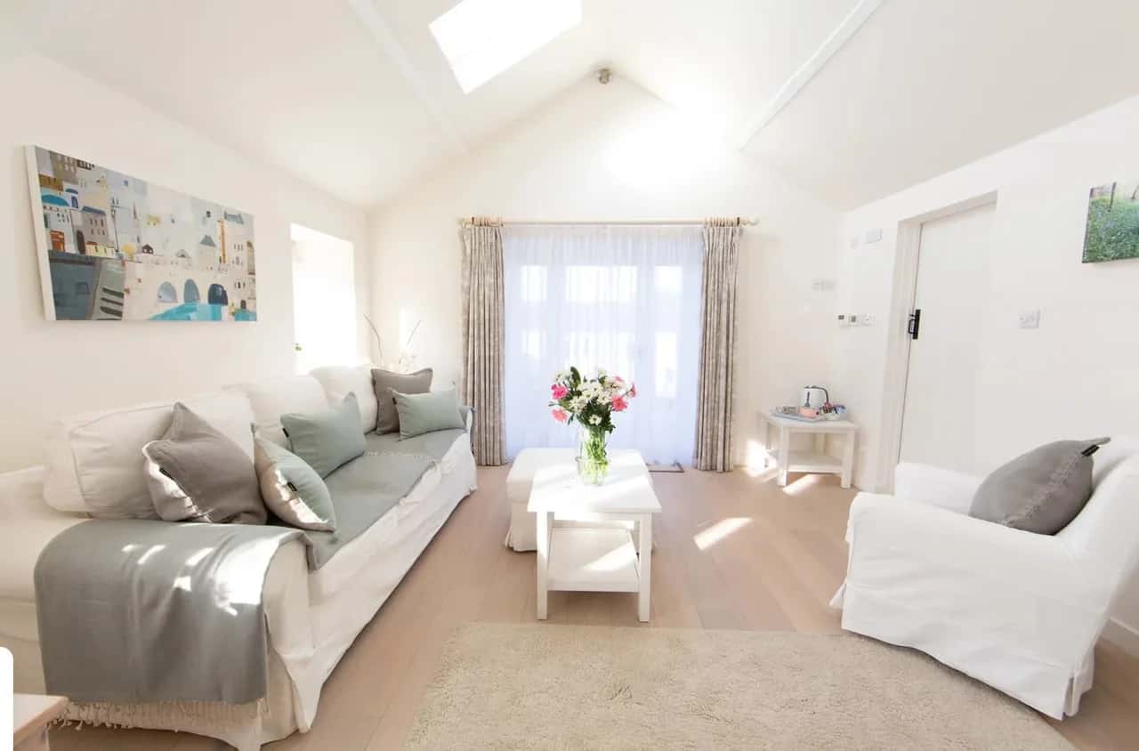 Light And Airy Farmhouse With Relaxing Vibe