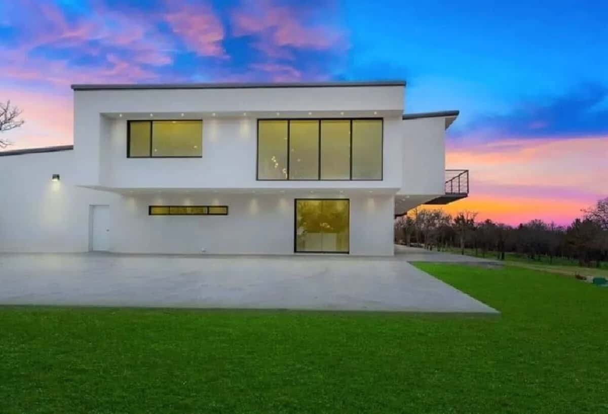 Impressive Texas Villa With Spa , Pool And Movie