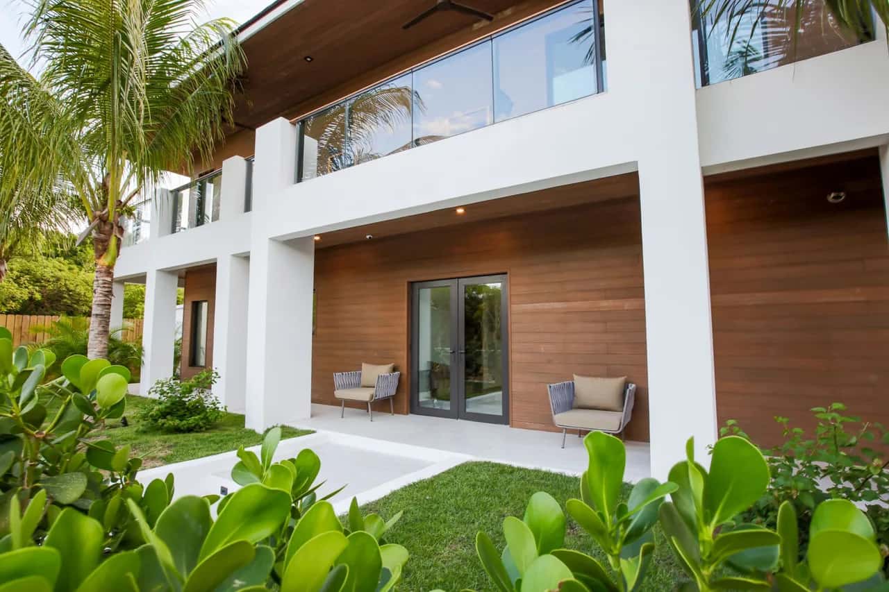 Private von Bäumen gesäumte Villa 300 Fuß vom Strand entfernt