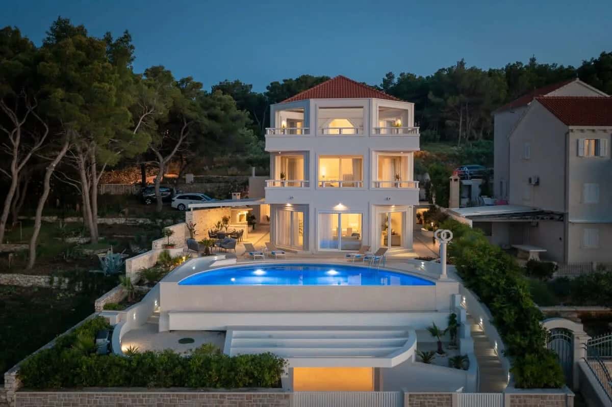 Luxurious Mediterranean Villa With Emerald Water