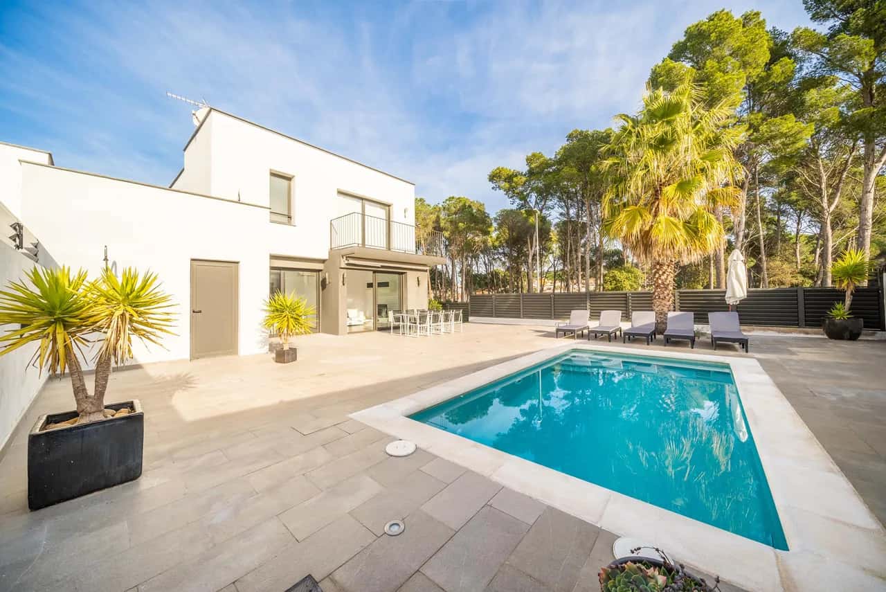Schöne katalanische Villa mit privatem Pool