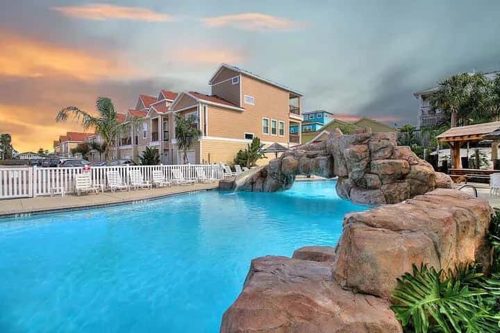 Piggy's Perch- 2 Balconies | Direct Pool Access