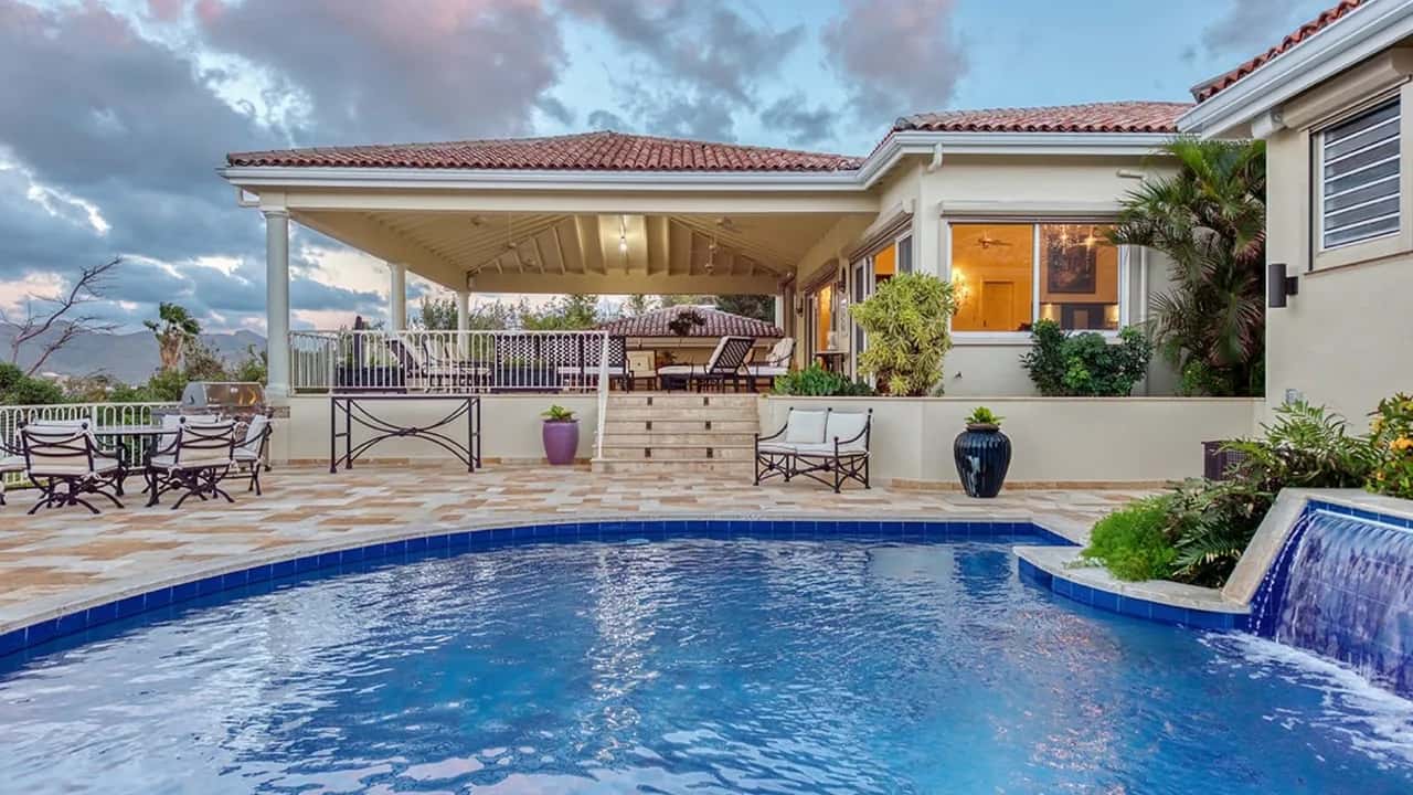 VILLA ELEGANTEMENTE DISEÑADA DE 6 HABITACIONES CON VISTA AL MAR