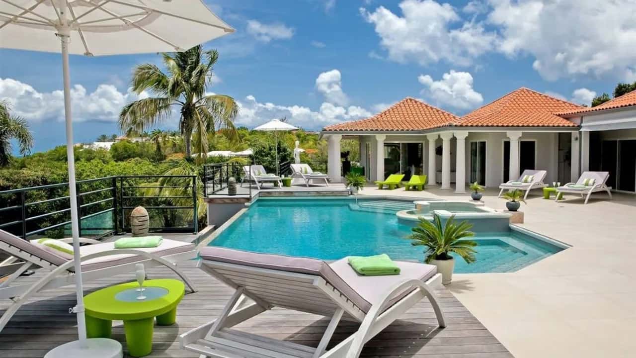IMPRESIONANTE VILLA MODERNA DE 5 DORMITORIOS CON VISTA A PLUM BAY