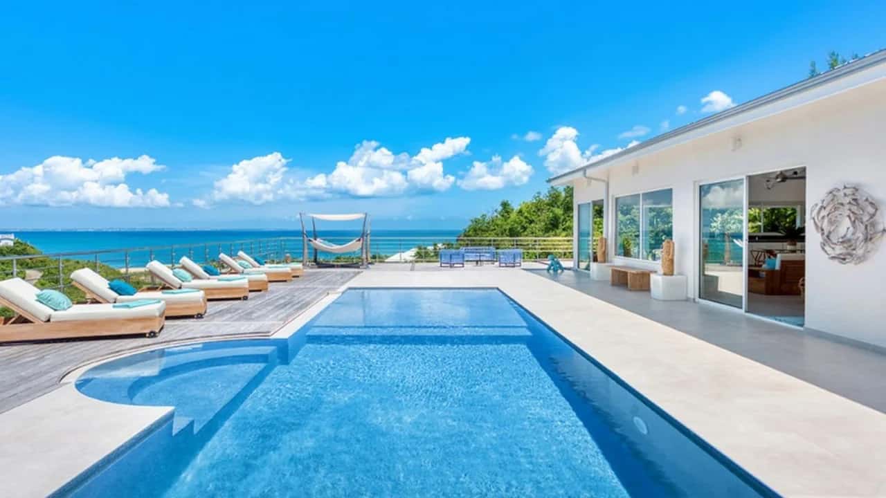 LUJOSA VILLA CARIBEÑA CON VISTAS PANORÁMICAS