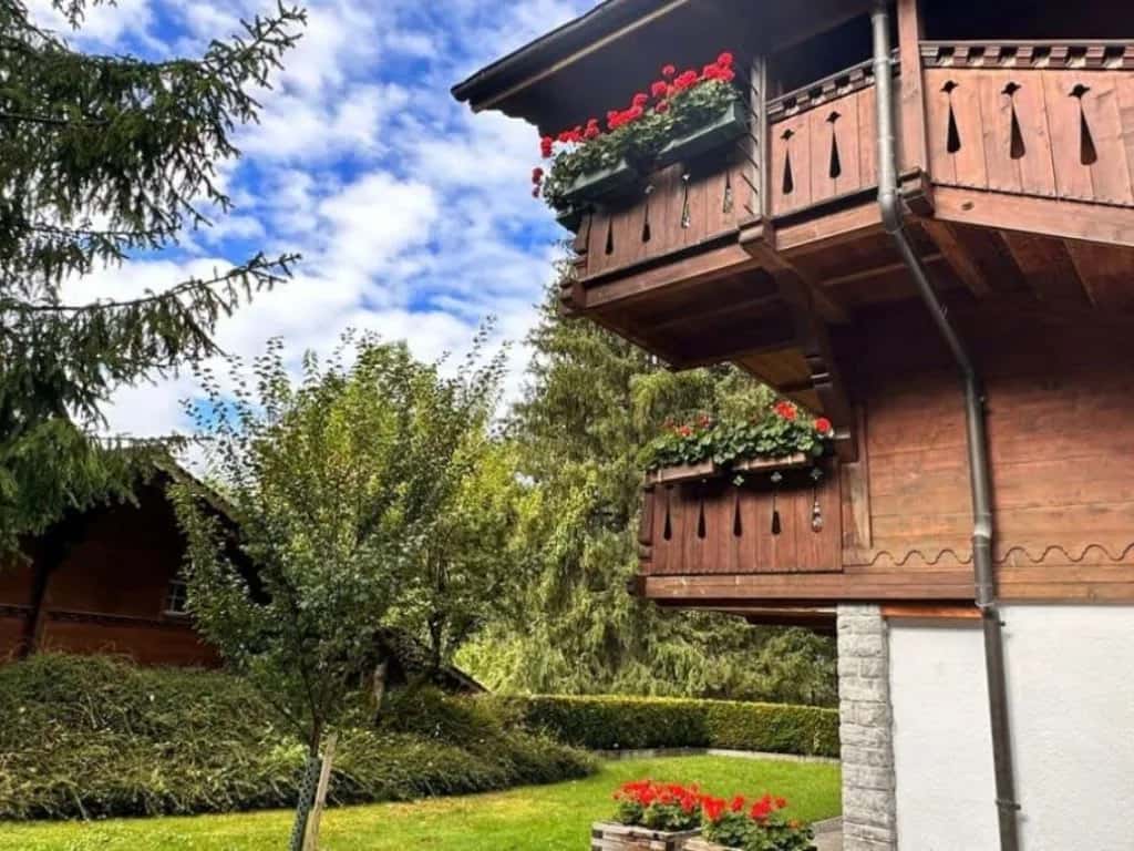 Serene Chalet With Shared Pool and Spa