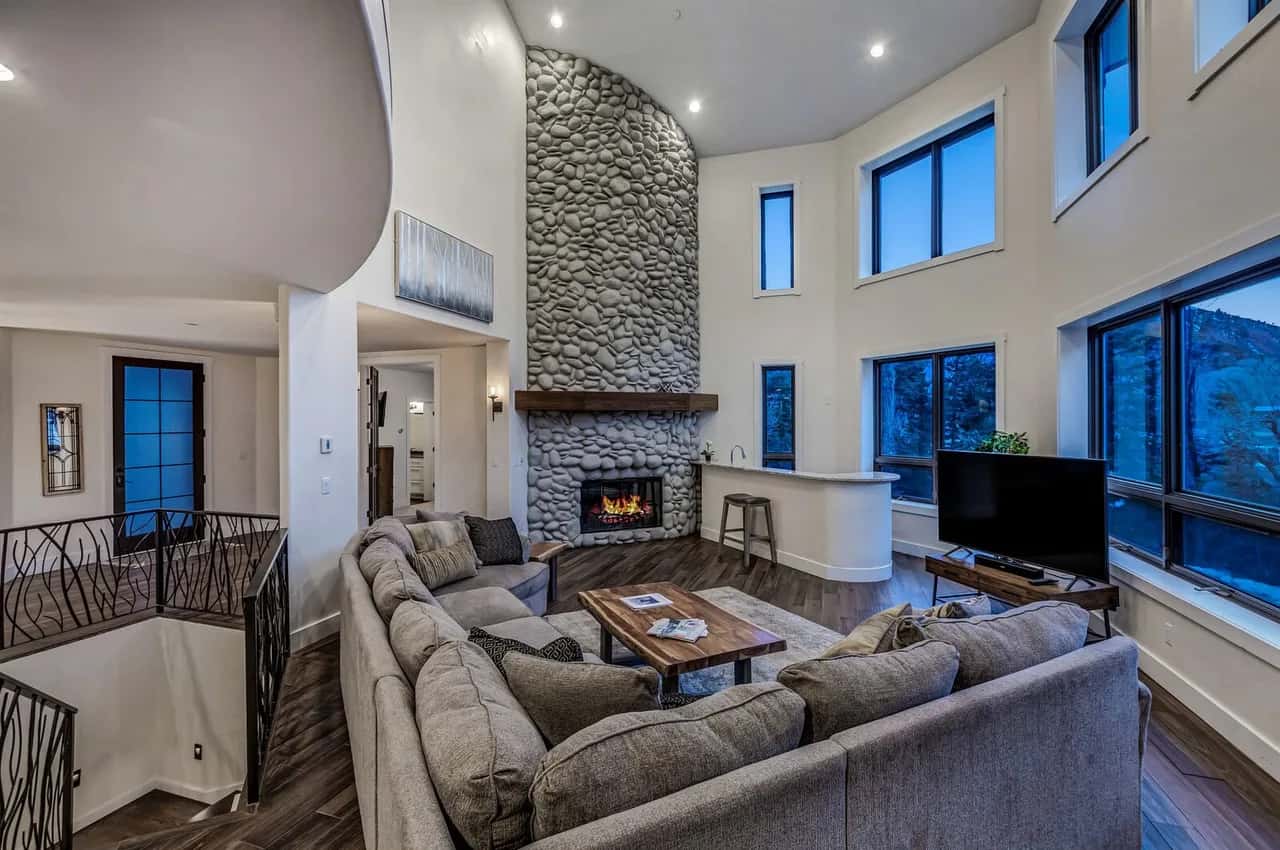 5BR waterfront home w/ scenic views & backyard