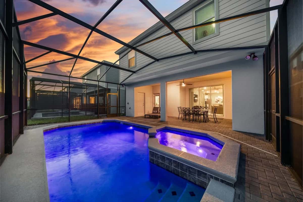 Themenhaus mit 7 Schlafzimmern, beheiztem Pool und Spielzimmer