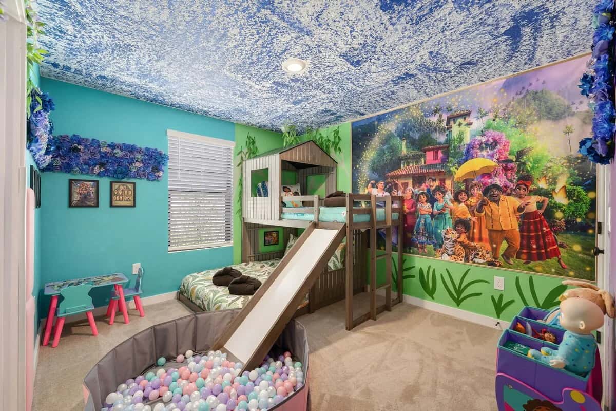 Themed family home w/kids playroom & pool