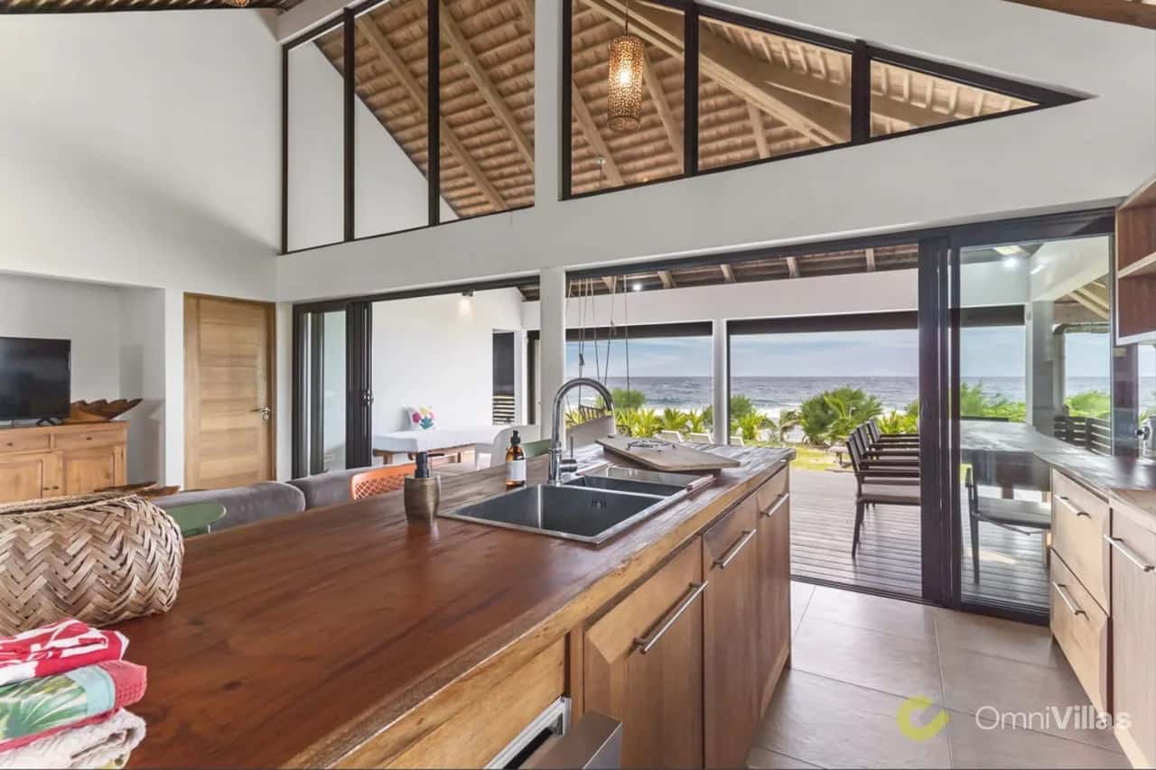 Shoreline Getaway: Spacious 2BR Villa in Moorea