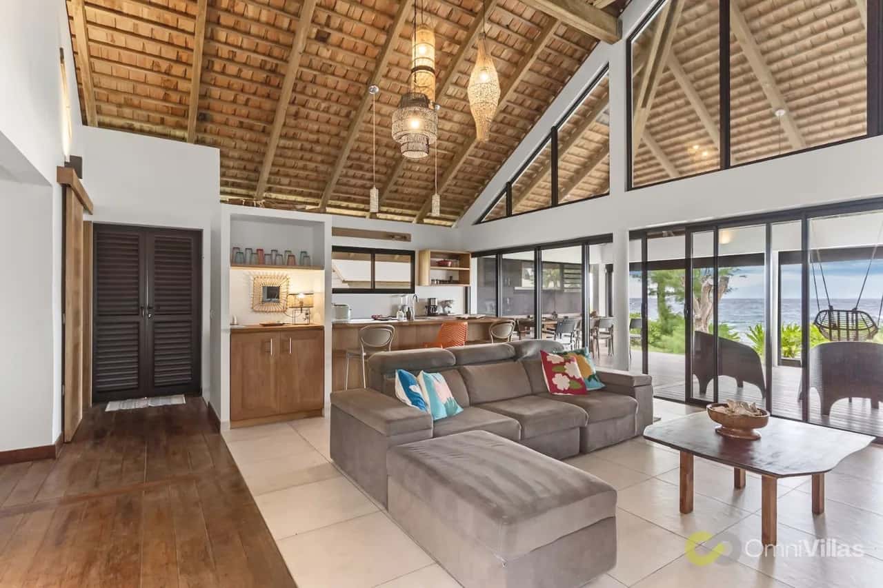 Shoreline Haven: 1BR Bungalow by the Sea in Moorea