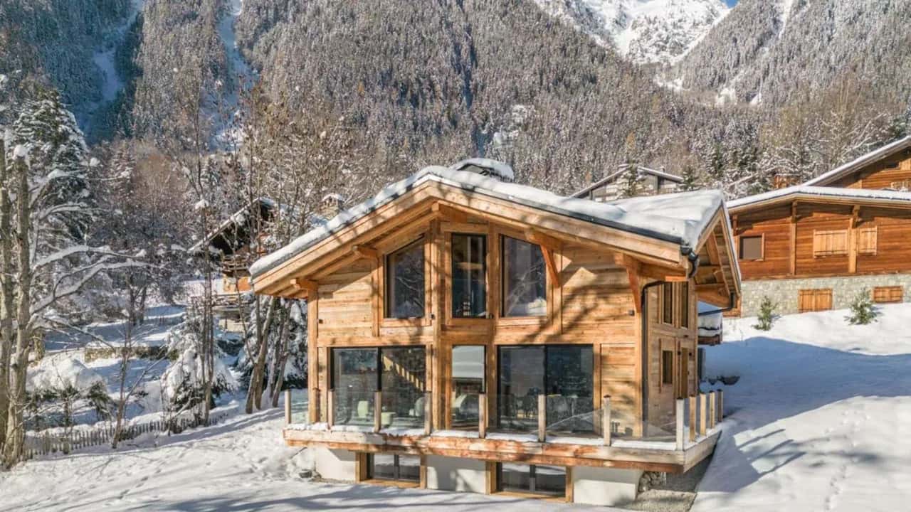 Chalet de ski avec vue sur les montagnes et cheminée