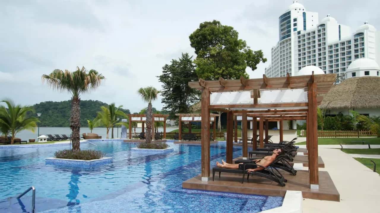 Ruhiger Rückzugsort am Meer mit Dachpool