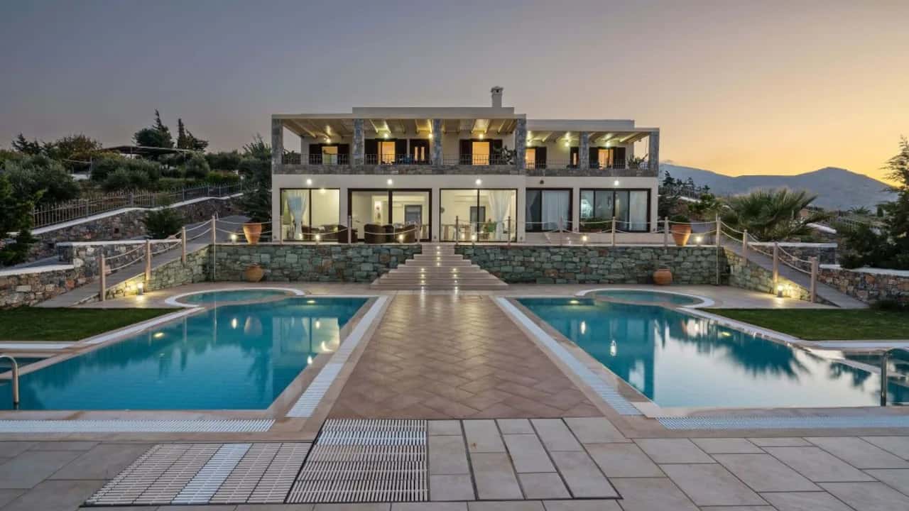 VILLA ENCHANTERESSE SURPLOMBANT LA BAIE D'AGIA PELAGIA
