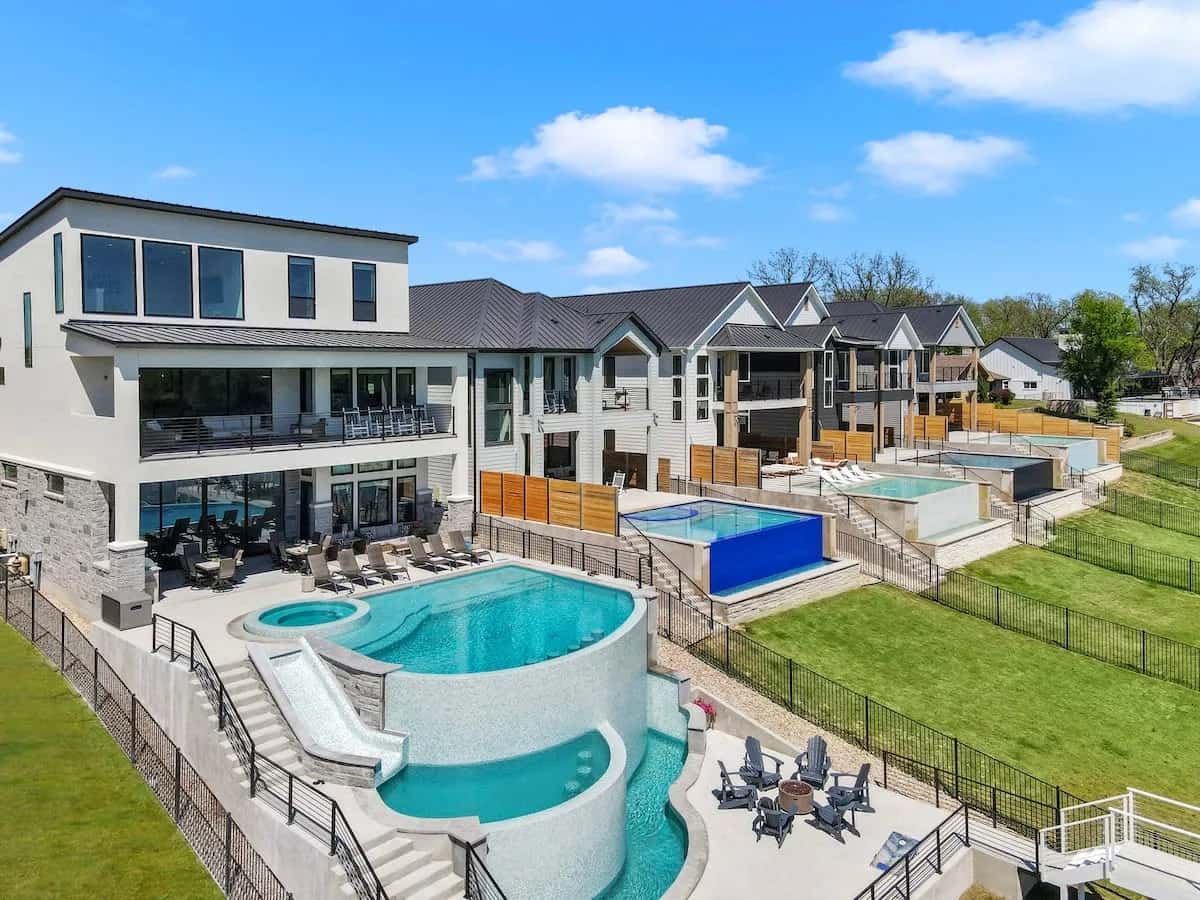 Spacious Eight Bedroom Villa in Austin