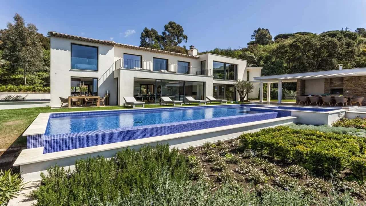 Contemporary Villa With Wonderful Oceanviews