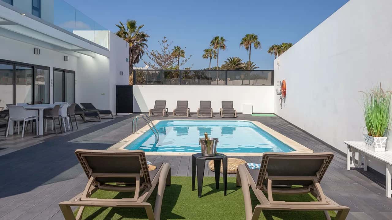 Stilvolle 4-Zimmer-Villa mit privatem Pool & Grill