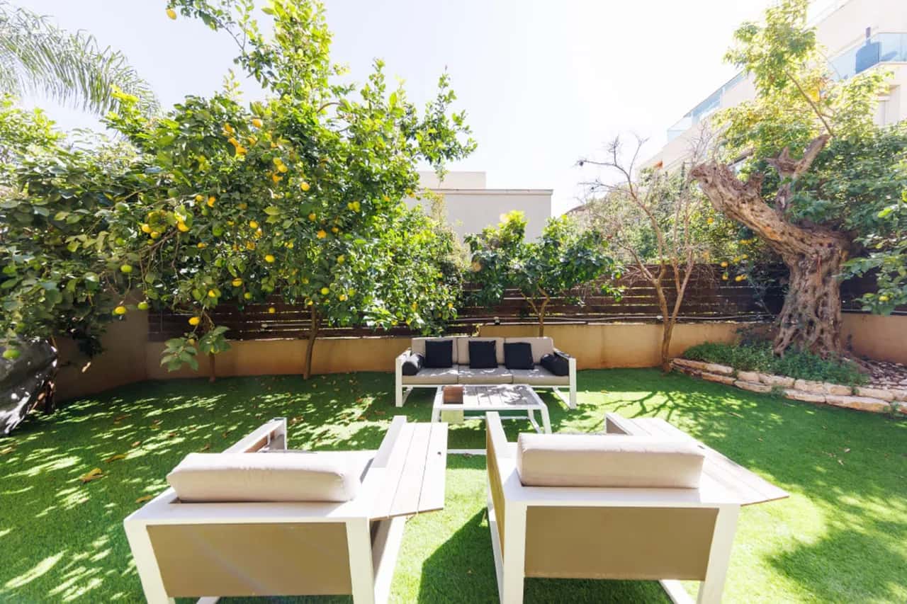 Spacious 4-bedroom Home With Lush Of Green Outdoor