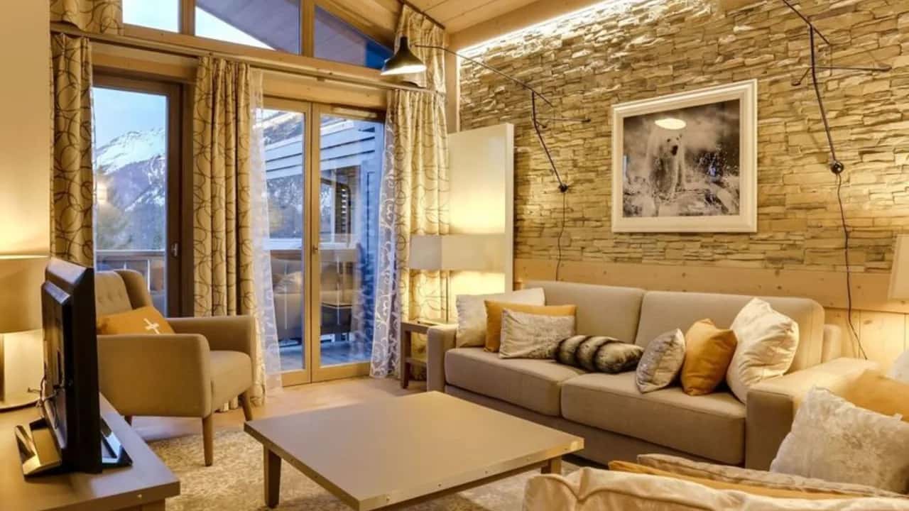 Elegant Ski Apartment With Scenic Windows