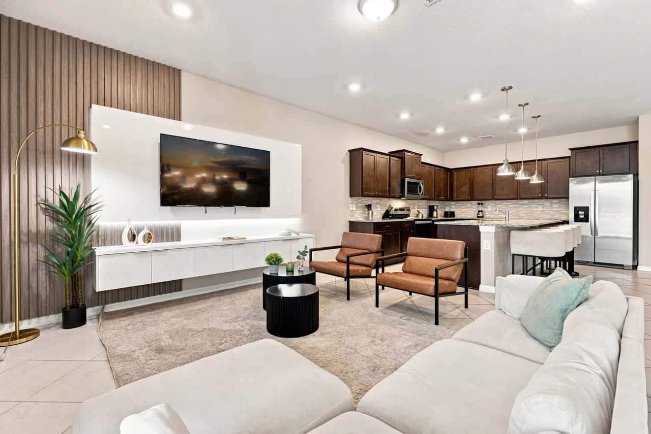 Stunning 10 Bed Home with Themed Rooms, Pool
