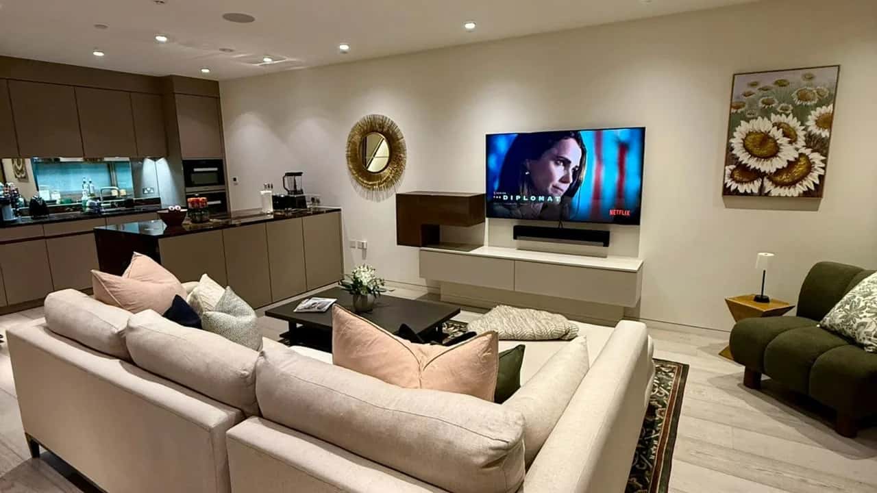 Stylish London Home With Private Garage