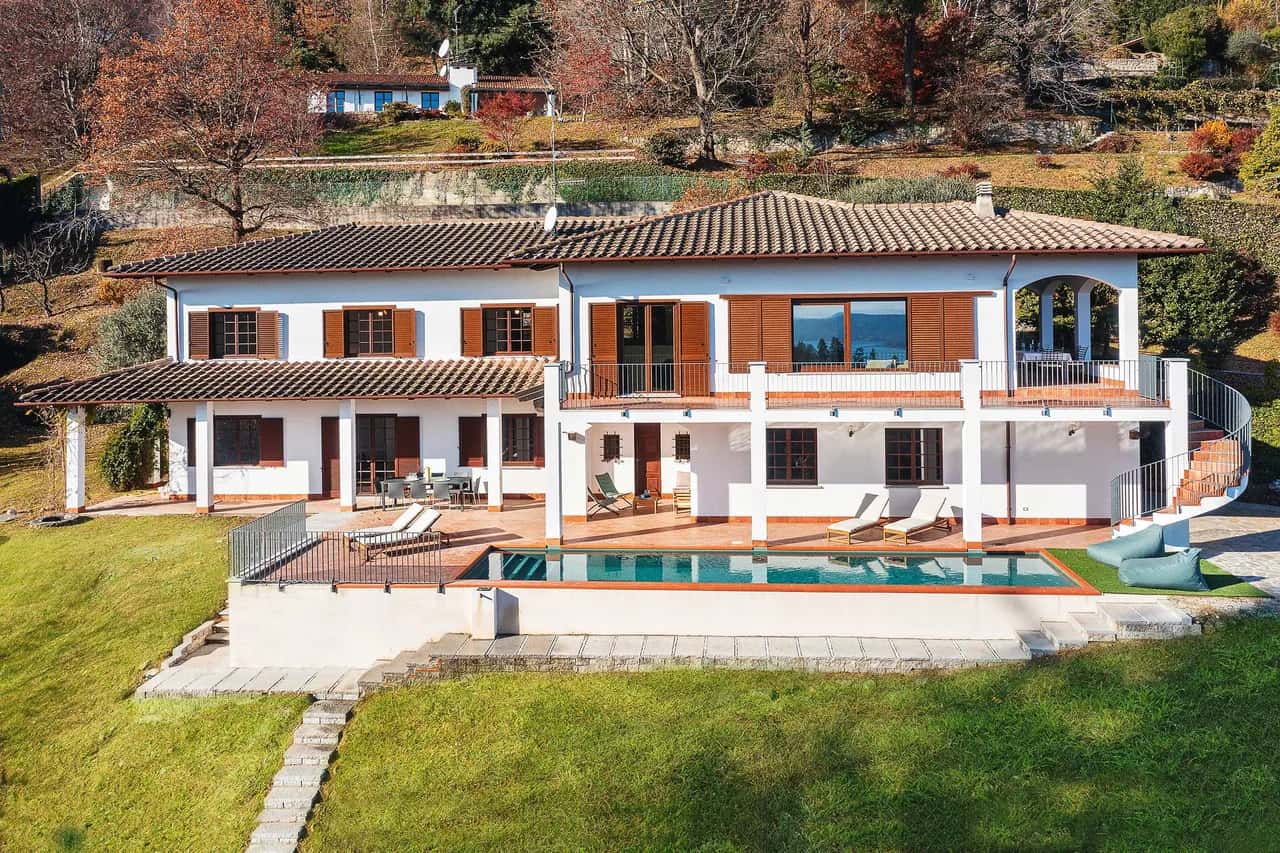 Villa With Magnificent Lakefront Pool