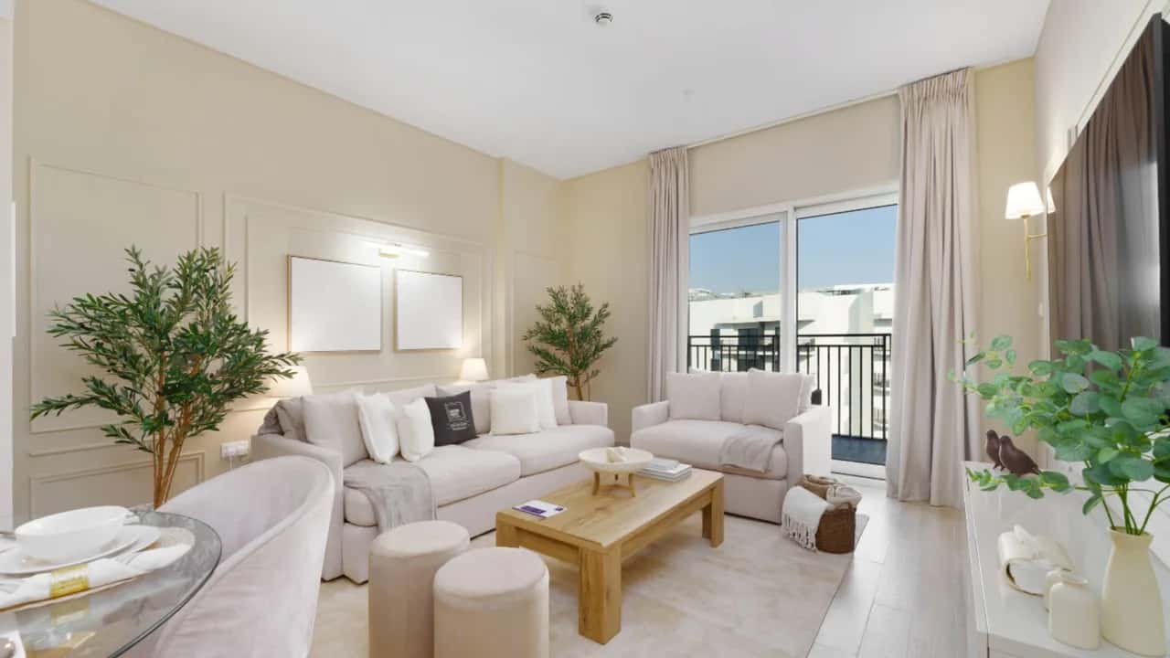 Scenic Canal-view Apartment With Balcony
