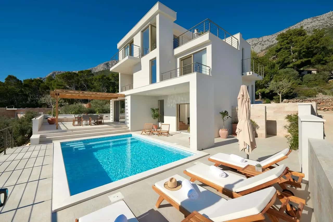 Elegant Villa With Breathtaking Sea Views