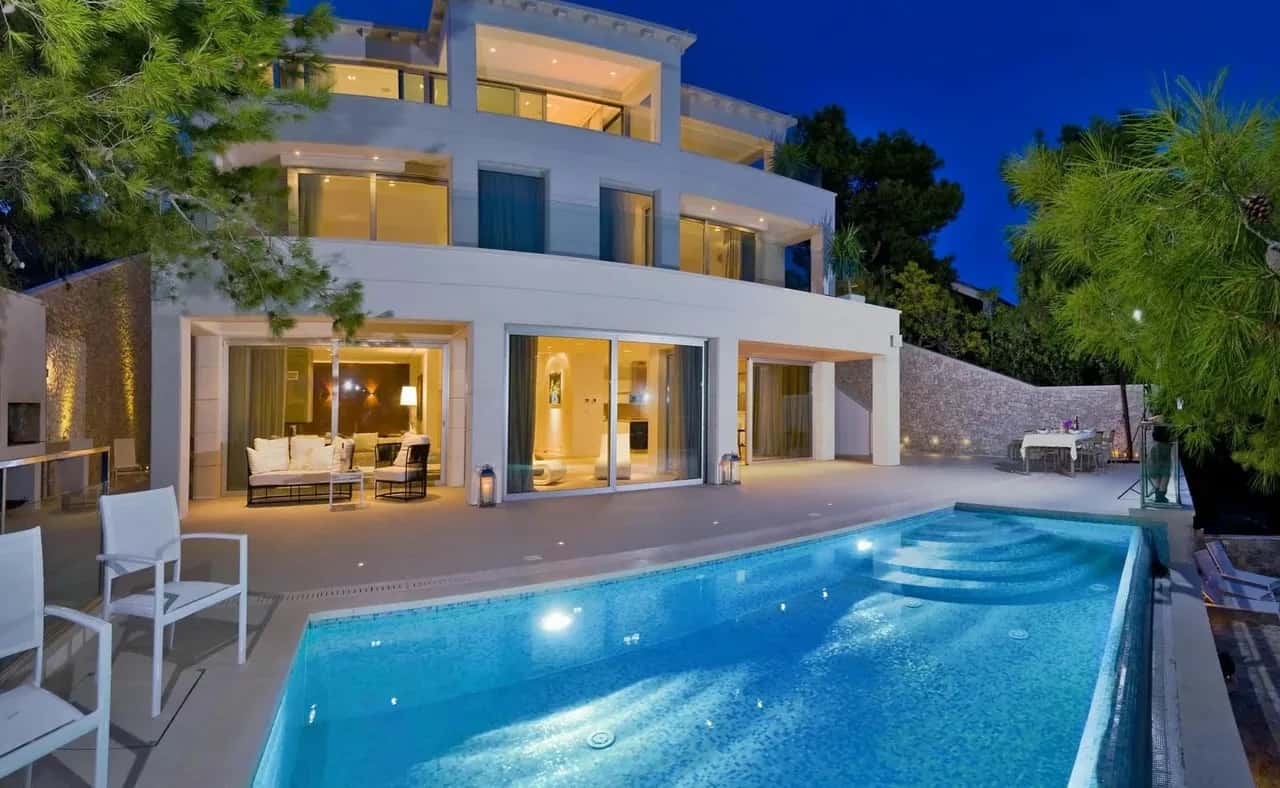 Modern Villa Steps From the Beach