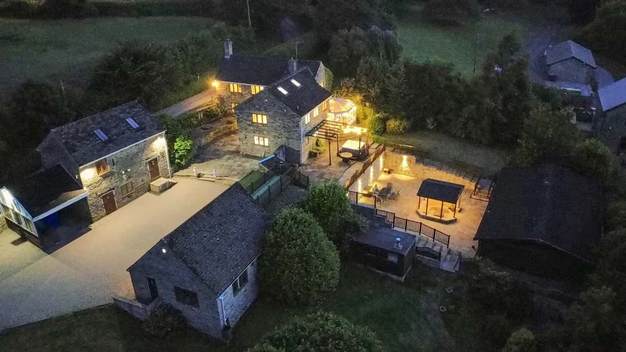Luxury Retreat with Pool and Hot Tub in Derbyshire