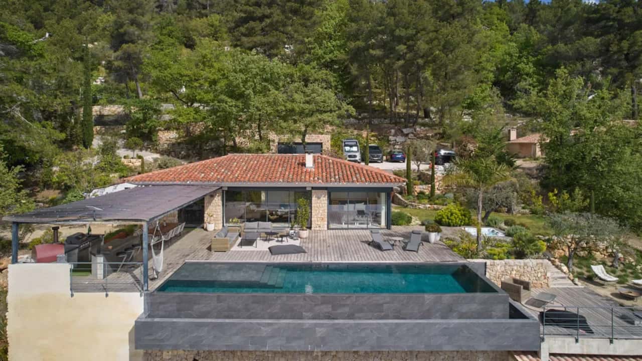 Peaceful Neo-provencal Hillside Retreat