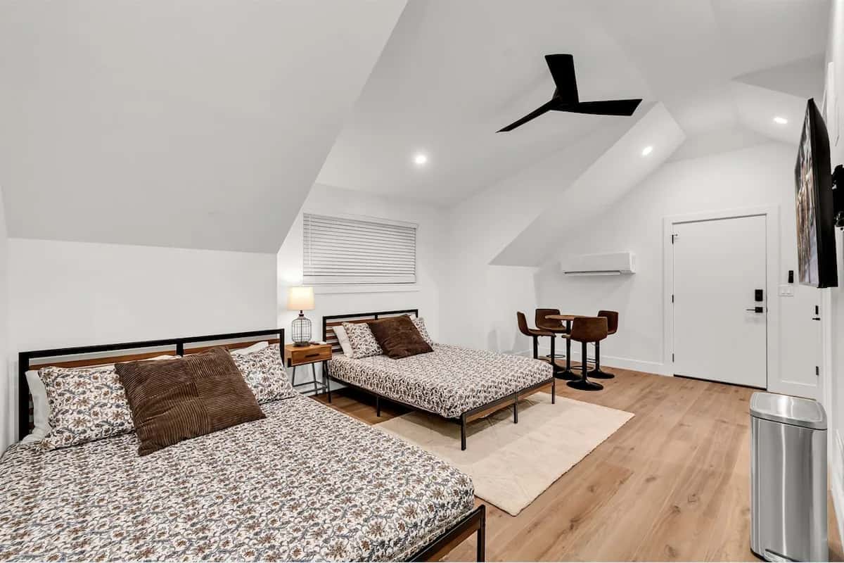Modern Private Guest House, Near Downtown