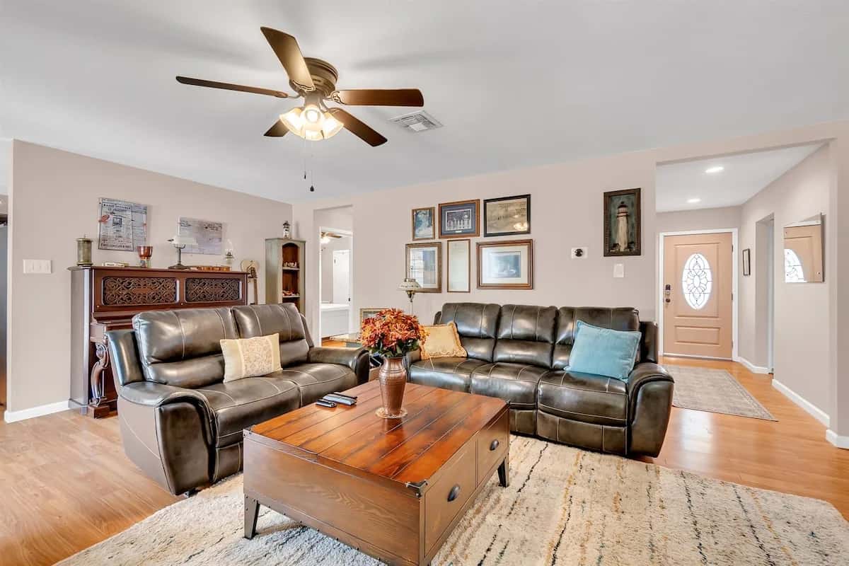 Cozy 3-BR House, Piano, Outdoor Grill, Sleeps 6