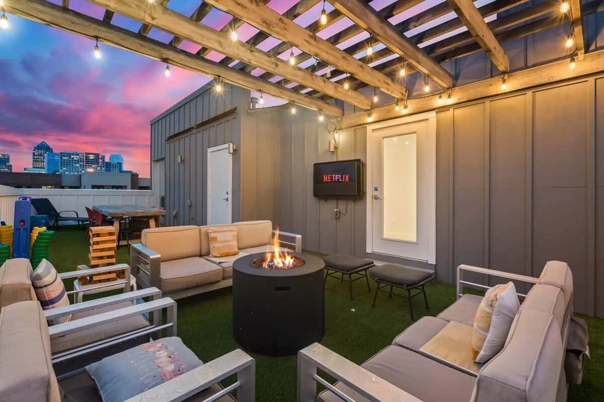 Maison de designer à Dallas, terrasse sur le toit, séjour adapté aux enfants
