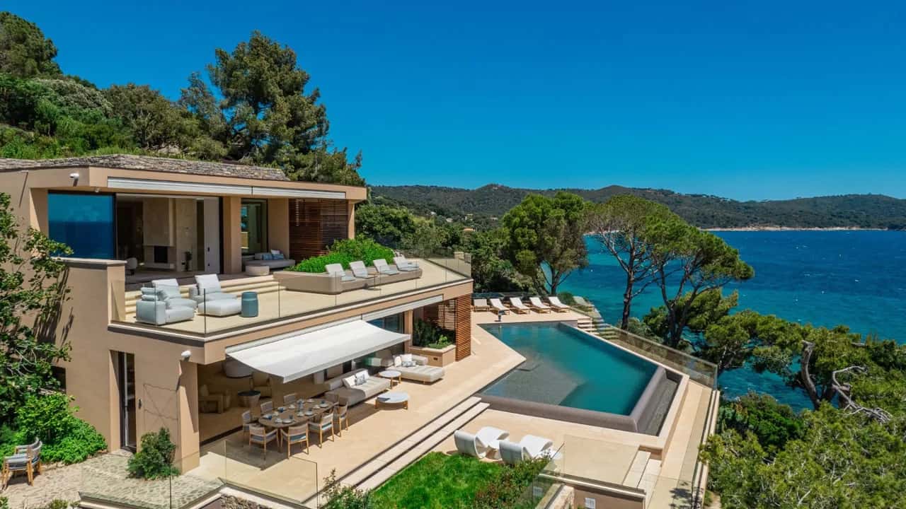 Piscina Infinita con Vista a la Riviera Francesa