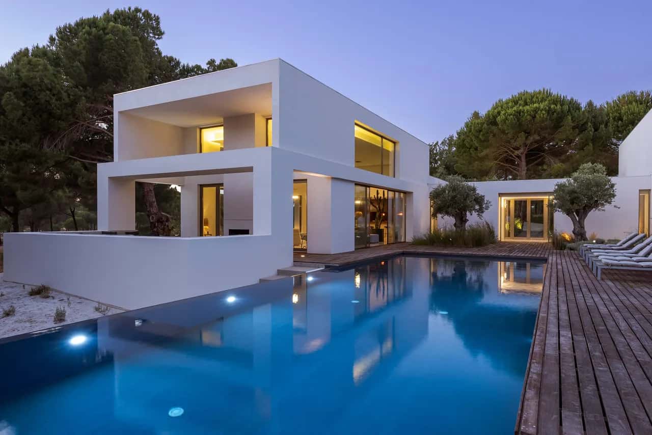 Elegant Villa Retreat With Infinity Pool
